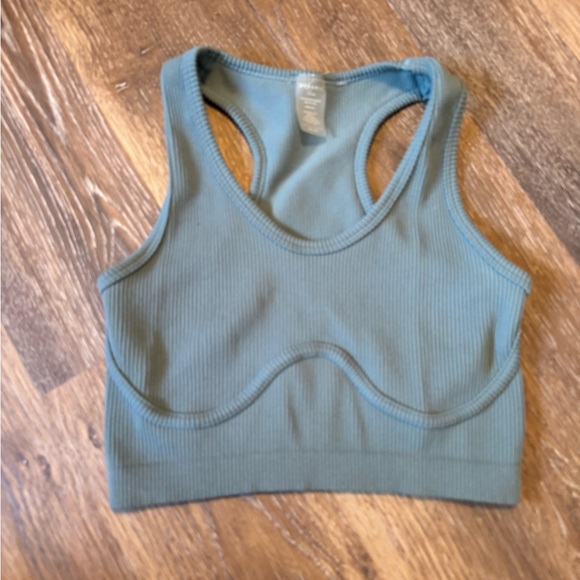 Dynamic OSFA Racerback Crop - Picture 2 of 3